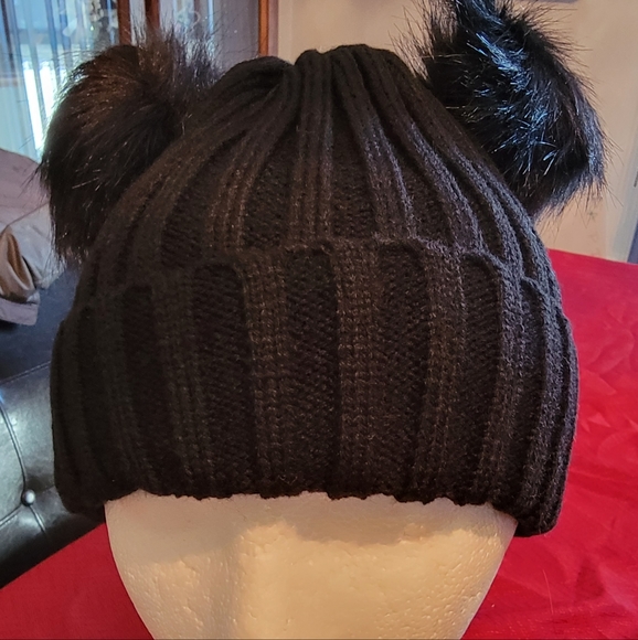 Accessories - Black 2 pom pom hat.